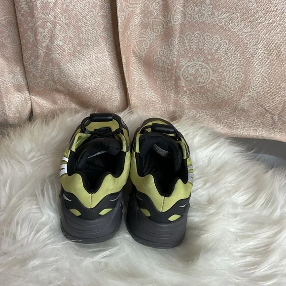 Yeezy Boost 700 MNVN ‘resin’ - Picture 3 of 6